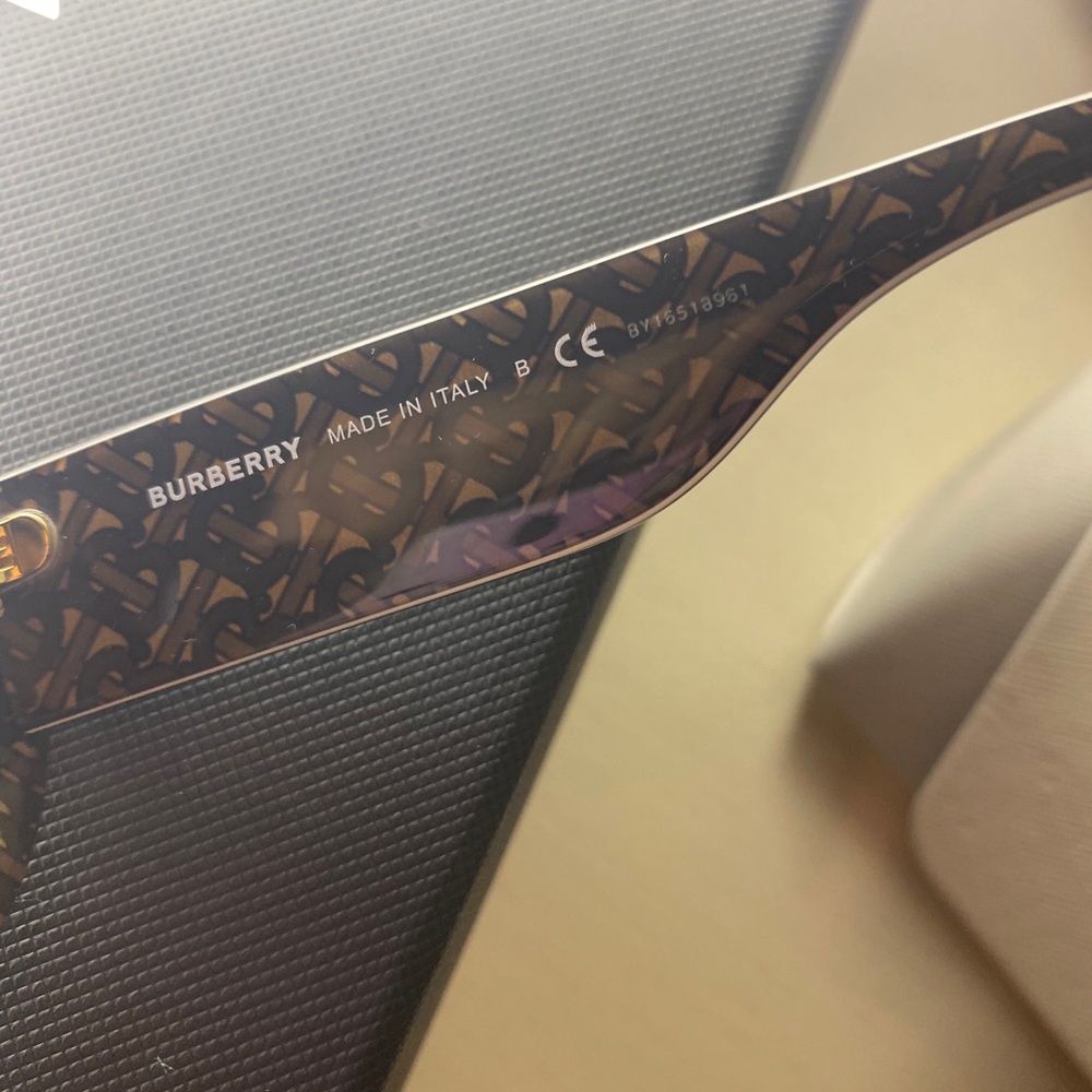 Sold❌Burberry 54mm Butterfly sunglasses 🔥 - Picture 9 of 16